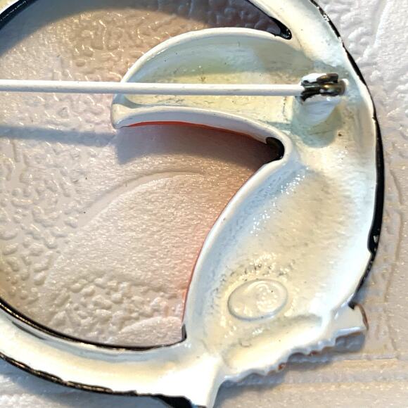 Vintage Toucan Bird Brooch Bright Circle Enamel on Metal Faintly Marked JJ - Picture 3 of 5